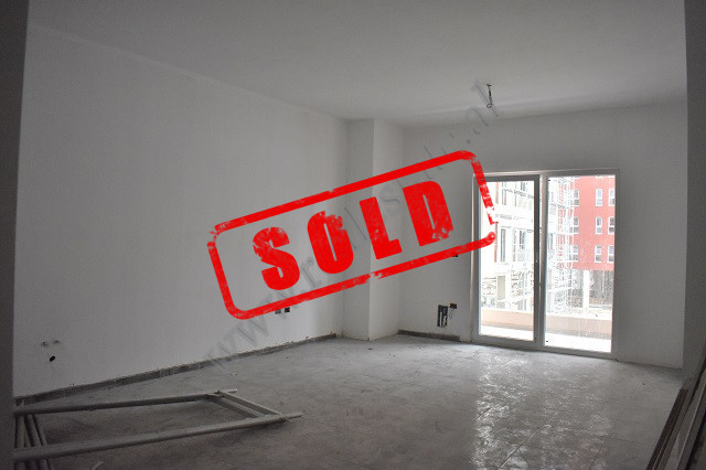 Apartament 1+1 per shitje tek Kompleksi Aura ne rrugen Dritan Hoxha ne Tirane.
Eshte e pozicionuar 